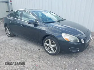 2013 Volvo S60 T5 Premier z VIN YV1612FS6D2181783, wystawiony jako IAAI lot #42281465 z przebiegiem 124 713 mil mil oraz . Historia ofert i sprzedaży dostępna na DreamBid. Obrazek 1.