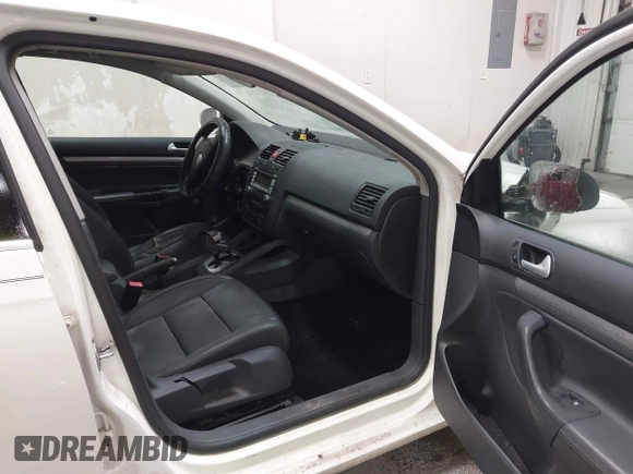2008 Volkswagen Jetta Sedan SE with VIN 3VWRM71K88M133146, listed as a IAAI auction lot 41376732 with 1 mi miles. Bid and sale history available at carsss.com. Image 5.
