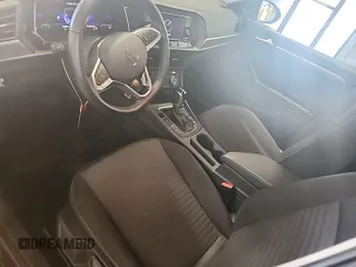 2024 Volkswagen Jetta S z VIN 3VW5M7BU5RM054887, wystawiony jako IAAI lot #42852694 z przebiegiem 25 677 mil mil oraz . Historia ofert i sprzedaży dostępna na DreamBid. Obrazek 15.