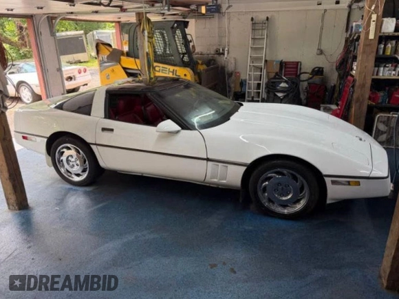 1989 Chevrolet Corvette z VIN 1G1YY2189K512420, wystawiony jako Copart lot #60937345 z przebiegiem 106 500 mil mil oraz Czysty tytuł • Clean title. Historia ofert i sprzedaży dostępna na DreamBid. Obrazek 3.