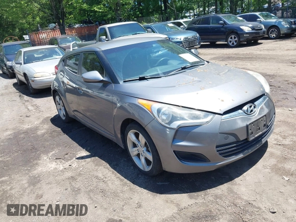 2015 Hyundai Veloster z VIN KMHTC6AD9FU226544, wystawiony jako IAAI lot #42539111 z przebiegiem 121 631 mil mil oraz . Historia ofert i sprzedaży dostępna na DreamBid. Obrazek 1.
