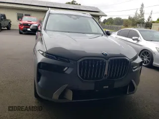 2025 BMW X7 xDrive40i z VIN 5UX23EM04S9W26820, wystawiony jako Copart lot #59388515 z przebiegiem 20 124 mil mil oraz Czysty tytuł • Clean title. Historia ofert i sprzedaży dostępna na DreamBid. Obrazek 5.