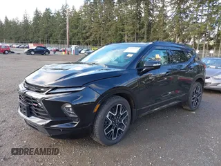 2025 Chevrolet Blazer RS z VIN 3GNKBKRSXSS110026, wystawiony jako IAAI lot #42020659 z przebiegiem 1507 mil mil oraz . Historia ofert i sprzedaży dostępna na DreamBid. Obrazek 2.