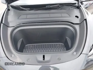 2024 Tesla Model Y z VIN 7SAYGDEDXRF032666, wystawiony jako IAAI lot #42373033 z przebiegiem 7 428 mil mil oraz . Historia ofert i sprzedaży dostępna na DreamBid. Obrazek 10.