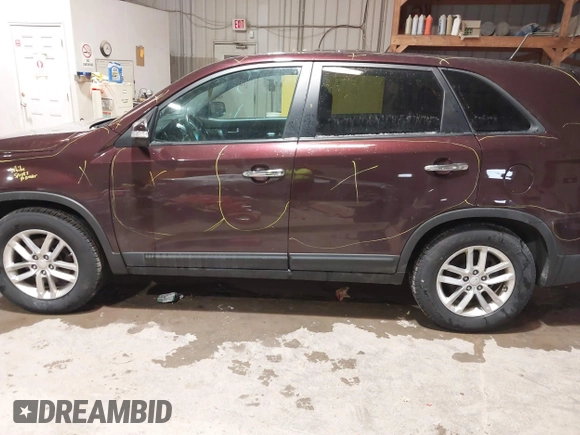 2014 Kia Sorento LX z VIN 5XYKT3A63EG429977, wystawiony jako IAAI lot #41537822 z przebiegiem 121 423 mil mil oraz . Historia ofert i sprzedaży dostępna na DreamBid. Obrazek 14.