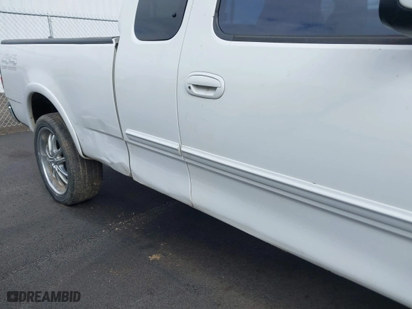 2000 Ford F-150 XL with VIN 1FTRX18W0YNA85809, listed as a IAAI auction lot 41848764 with 1 mi miles. Bid and sale history available at carsss.com. Image 6.