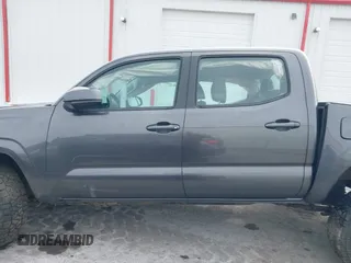 2017 Toyota Tacoma SR5 z VIN 3TMCZ5AN5HM110951, wystawiony jako IAAI lot #41580916 z przebiegiem 107 020 mil mil oraz . Historia ofert i sprzedaży dostępna na DreamBid. Obrazek 14.