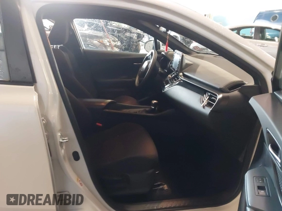 2019 Toyota C-HR XLE z VIN NMTKHMBX8KR087809, wystawiony jako IAAI lot #41540788 z przebiegiem 55 691 mil mil oraz . Historia ofert i sprzedaży dostępna na DreamBid. Obrazek 5.