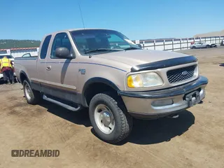 1998 Ford F-150 z VIN 1FTRX18L5WKA40787, wystawiony jako IAAI lot #42444631 z przebiegiem 145 217 mil mil oraz . Historia ofert i sprzedaży dostępna na DreamBid. Obrazek 1.