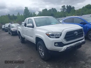2016 Toyota Tacoma SR z VIN 5TFSX5ENXGX046782, wystawiony jako IAAI lot #42292403 z przebiegiem 110 711 mil mil oraz . Historia ofert i sprzedaży dostępna na DreamBid. Obrazek 1.