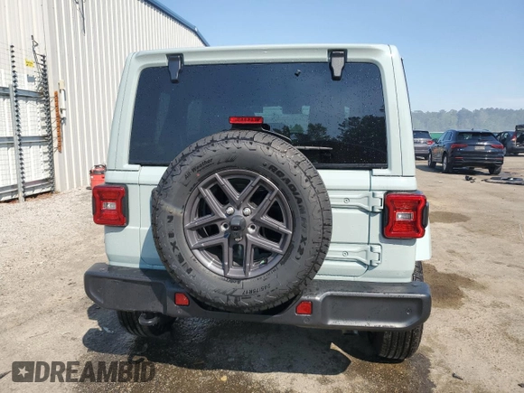 2024 Jeep Wrangler Sahara z VIN 1C4PJXEG2RW263319, wystawiony jako Copart lot #55074775 z przebiegiem 10 867 mil mil oraz Szkoda całkowita • Salvage title. Historia ofert i sprzedaży dostępna na DreamBid. Obrazek 6.