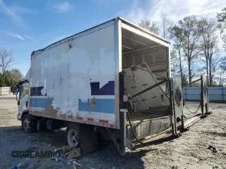 2020 Isuzu NRR IBT z VIN JALE5W165L7306294, wystawiony jako Copart lot #86615774 z przebiegiem Nie podano mil oraz Szkody całkowita. Historia ofert i sprzedaży dostępna na DreamBid. Obrazek 2.