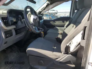 2023 Ford F-350 z VIN 1FT8X3BA4PEC82078, wystawiony jako Copart lot #46542345 z przebiegiem Nie podano mil oraz Szkoda całkowita • Salvage title. Historia ofert i sprzedaży dostępna na DreamBid. Obrazek 7.