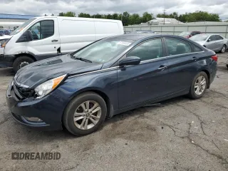 2013 Hyundai Sonata GLS z VIN 5NPEB4AC7DH760662, wystawiony jako Copart lot #57559095 z przebiegiem 56 433 mil mil oraz Szkody całkowita. Historia ofert i sprzedaży dostępna na DreamBid. Obrazek 1.