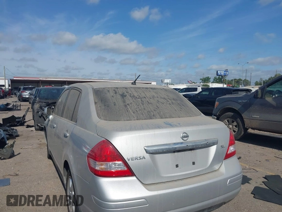 2008 Nissan Versa S z VIN 3N1BC11E68L405992, wystawiony jako IAAI lot #42060826 z przebiegiem 142 956 mil mil oraz . Historia ofert i sprzedaży dostępna na DreamBid. Obrazek 3.