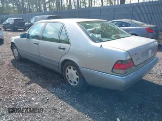 1995 Mercedes-Benz S z VIN WDBGA43E0SA254443, wystawiony jako IAAI lot #42168405 z przebiegiem 88 156 mil mil oraz . Historia ofert i sprzedaży dostępna na DreamBid. Obrazek 3.