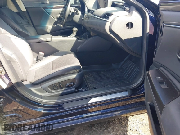2019 Lexus ES 350 with VIN 58ABZ1B13KU043290, listed as a IAAI auction lot 41694086 with 72,984 mi miles and . Bid and sale history available at DreamBid. Image 5.
