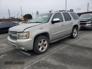 2007 Chevrolet Tahoe LTZ z VIN 1GNFC13067J364101, wystawiony jako Copart lot #48149385 z przebiegiem Nie podano mil oraz Szkoda całkowita • Salvage title. Historia ofert i sprzedaży dostępna na DreamBid. Obrazek 1.