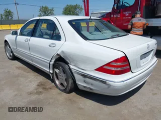 2000 Mercedes-Benz S 320/430/500 z VIN WDBNG75JXYA087535, wystawiony jako IAAI lot #42110848 z przebiegiem 178 057 mil mil oraz . Historia ofert i sprzedaży dostępna na DreamBid. Obrazek 3.