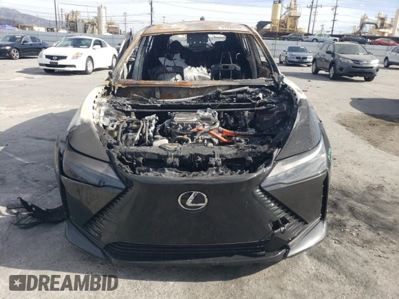 2024 Lexus RZ 300e Premium z VIN JTJABABB0RA004671, wystawiony jako Copart lot #57287935 z przebiegiem Nie podano mil oraz Nie do naprawy • Non repairable. Historia ofert i sprzedaży dostępna na DreamBid. Obrazek 5.