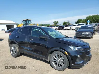 2021 Buick Encore GX Essence z VIN KL4MMGSL0MB153181, wystawiony jako Copart lot #62407445 z przebiegiem 50 864 mil mil oraz Szkoda całkowita • Salvage title. Historia ofert i sprzedaży dostępna na DreamBid. Obrazek 4.