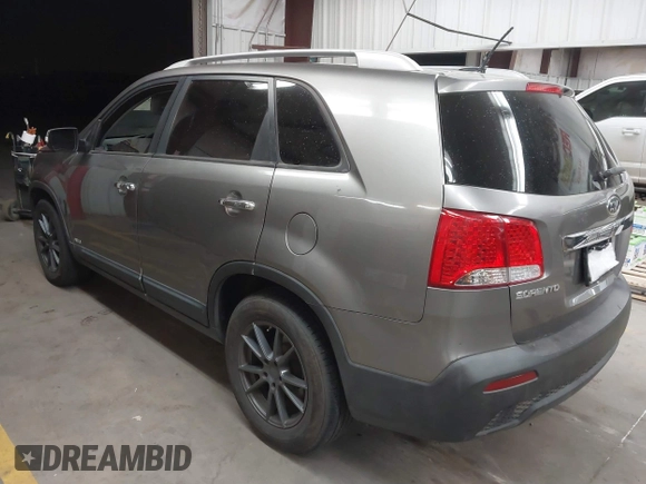 2013 Kia Sorento LX with VIN 5XYKTDA23DG309937, listed as a IAAI auction lot 41673533 with 181,267 mi miles. Bid and sale history available at carsss.com. Image 3.