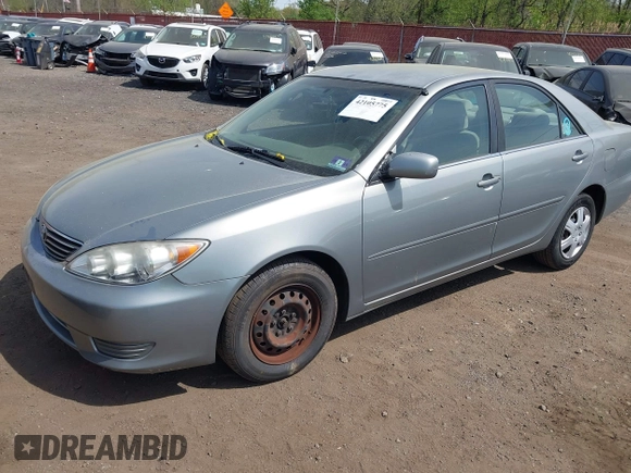 2006 Toyota Camry STD z VIN JTDBE32K063060782, wystawiony jako IAAI lot #42105775 z przebiegiem 304 961 mil mil oraz . Historia ofert i sprzedaży dostępna na DreamBid. Obrazek 18.