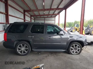 2010 Cadillac Escalade Luxury z VIN 1GYUKBEF6AR103998, wystawiony jako IAAI lot #42251855 z przebiegiem 129 851 mil mil oraz . Historia ofert i sprzedaży dostępna na DreamBid. Obrazek 14.