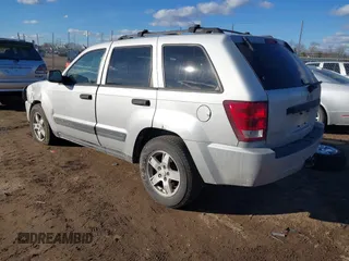 2005 Jeep Grand Cherokee Laredo z VIN 1J4GR48K85C587842, wystawiony jako IAAI lot #41454939 z przebiegiem 108 184 mil mil oraz . Historia ofert i sprzedaży dostępna na DreamBid. Obrazek 3.