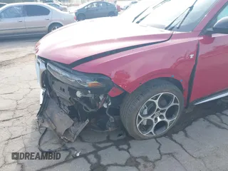 2024 Alfa Romeo Tonale Ti z VIN ZASPATCW0R3052144, wystawiony jako IAAI lot #40610942 z przebiegiem 6451 mil mil oraz . Historia ofert i sprzedaży dostępna na DreamBid. Obrazek 6.
