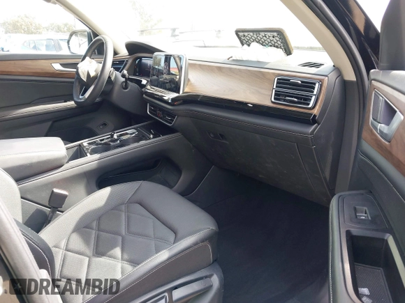 2024 Volkswagen Atlas SE z VIN 1V2JR2CAXRC512272, wystawiony jako IAAI lot #41642077 z przebiegiem 13 583 mil mil oraz . Historia ofert i sprzedaży dostępna na DreamBid. Obrazek 5.