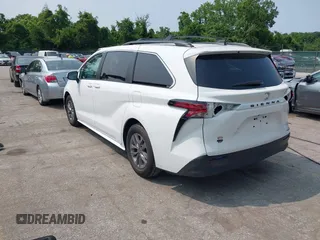 2022 Toyota Sienna LE z VIN 5TDBRKEC0NS087867, wystawiony jako IAAI lot #42332549 z przebiegiem 52 551 mil mil oraz . Historia ofert i sprzedaży dostępna na DreamBid. Obrazek 3.
