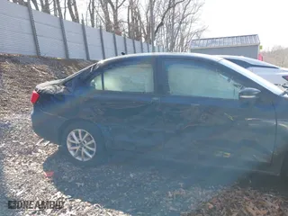 2011 Volkswagen Jetta Sedan SE w/Convenience & Sunroof PZEV with VIN 3VWDZ7AJ6BM040569, listed as a IAAI auction lot 41872654 with 176,846 mi miles. Bid and sale history available at carsss.com. Image 6.