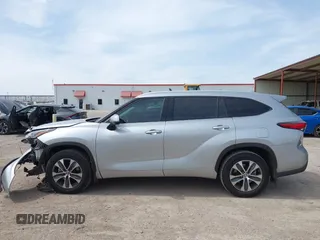 2022 Toyota Highlander XLE z VIN 5TDGZRAH8NS090208, wystawiony jako IAAI lot #41711763 z przebiegiem 64 843 mil mil oraz . Historia ofert i sprzedaży dostępna na DreamBid. Obrazek 14.