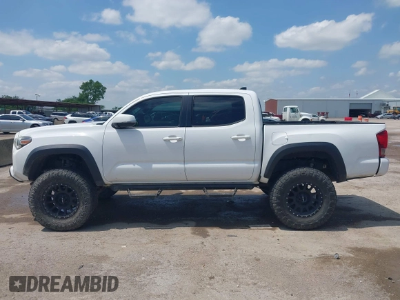 2017 Toyota Tacoma SR5 z VIN 5TFCZ5AN9HX070030, wystawiony jako IAAI lot #42212141 z przebiegiem 92 291 mil mil oraz . Historia ofert i sprzedaży dostępna na DreamBid. Obrazek 14.