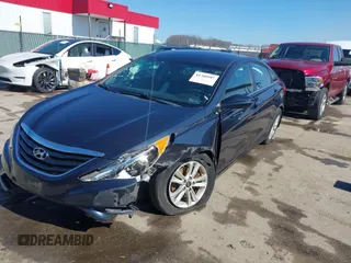 2013 Hyundai Sonata GLS z VIN 5NPEB4AC0DH664033, wystawiony jako IAAI lot #41700987 z przebiegiem 106 266 mil mil oraz . Historia ofert i sprzedaży dostępna na DreamBid. Obrazek 18.