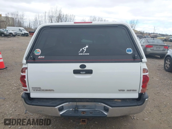 2008 Toyota Tacoma z VIN 5TEUU42NX8Z525861, wystawiony jako IAAI lot #42125414 z przebiegiem Nie podano mil oraz . Historia ofert i sprzedaży dostępna na DreamBid. Obrazek 16.
