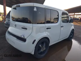 2009 Nissan Cube SL z VIN JN8AZ28R99T102860, wystawiony jako IAAI lot #42441475 z przebiegiem 151 466 mil mil oraz . Historia ofert i sprzedaży dostępna na DreamBid. Obrazek 4.