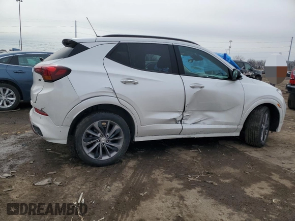 2021 Buick Encore GX Essence z VIN KL4MMFSL0MB122202, wystawiony jako Copart lot #48409225 z przebiegiem 84 972 mil mil oraz Szkoda całkowita • Salvage title. Historia ofert i sprzedaży dostępna na DreamBid. Obrazek 3.