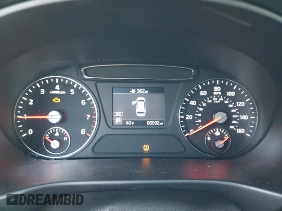 2019 Kia Sorento LX z VIN 5XYPG4A57KG599259, wystawiony jako Copart lot #83799344 z przebiegiem 86 092 mil mil oraz Czysty tytuł • Clean title. Historia ofert i sprzedaży dostępna na DreamBid. Obrazek 9.
