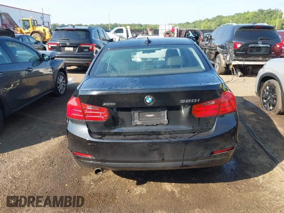 2013 BMW 3 Series 320i xDrive z VIN WBA3C3C53DF979221, wystawiony jako IAAI lot #42577544 z przebiegiem 97 135 mil mil oraz . Historia ofert i sprzedaży dostępna na DreamBid. Obrazek 16.
