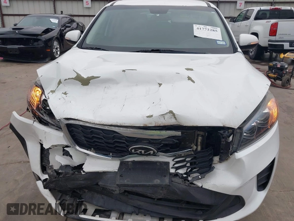 2019 Kia Sorento L with VIN 5XYPG4A38KG555012, listed as a IAAI auction lot 41772285 with 111,685 mi miles. Bid and sale history available at carsss.com. Image 6.