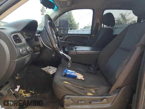2010 Chevrolet Suburban LS z VIN 1GNUKHE32AR212268, wystawiony jako Copart lot #57613895 z przebiegiem 294 117 mil mil oraz Szkoda całkowita • Salvage title. Historia ofert i sprzedaży dostępna na DreamBid. Obrazek 7.