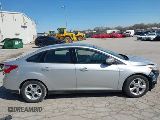2013 Ford Focus SE z VIN 1FADP3F23DL306241, wystawiony jako IAAI lot #41980497 z przebiegiem 63 313 mil mil oraz . Historia ofert i sprzedaży dostępna na DreamBid. Obrazek 14.