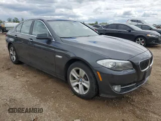 2013 BMW 5 Series 528i xDrive z VIN WBAXH5C59DD112318, wystawiony jako Copart lot #57650125 z przebiegiem 106 189 mil mil oraz Szkoda całkowita • Salvage title. Historia ofert i sprzedaży dostępna na DreamBid. Obrazek 4.