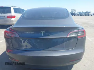 2018 Tesla Model 3 Long Range Battery z VIN 5YJ3E1EA9JF042319, wystawiony jako IAAI lot #41871931 z przebiegiem 138 837 mil mil oraz . Historia ofert i sprzedaży dostępna na DreamBid. Obrazek 17.