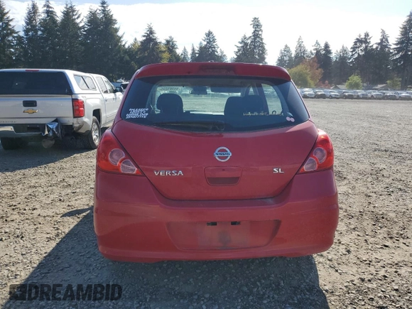 2009 Nissan Versa S z VIN 3N1BC13E19L410760, wystawiony jako Copart lot #55303895 z przebiegiem 84 014 mil mil oraz Szkoda całkowita • Salvage title. Historia ofert i sprzedaży dostępna na DreamBid. Obrazek 6.