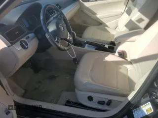 2012 Volkswagen Passat SE z VIN 1VWBH7A36CC108576, wystawiony jako Copart lot #56299105 z przebiegiem 110 815 mil mil oraz Szkoda całkowita • Salvage title. Historia ofert i sprzedaży dostępna na DreamBid. Obrazek 7.