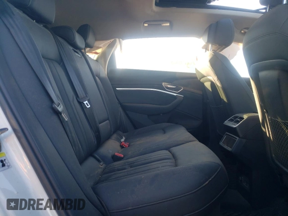 2019 Audi e-tron Premium Plus z VIN WA1LAAGE8KB023044, wystawiony jako Copart lot #65037782 z przebiegiem Nie podano mil oraz . Historia ofert i sprzedaży dostępna na DreamBid. Obrazek 6.