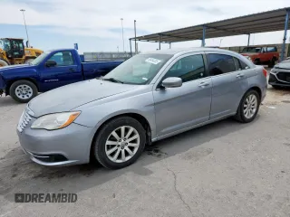 2014 Chrysler 200 LX z VIN 1C3CCBAB7EN237017, wystawiony jako Copart lot #58484305 z przebiegiem 160 689 mil mil oraz Tytuł czysty. Historia ofert i sprzedaży dostępna na DreamBid. Obrazek 1.